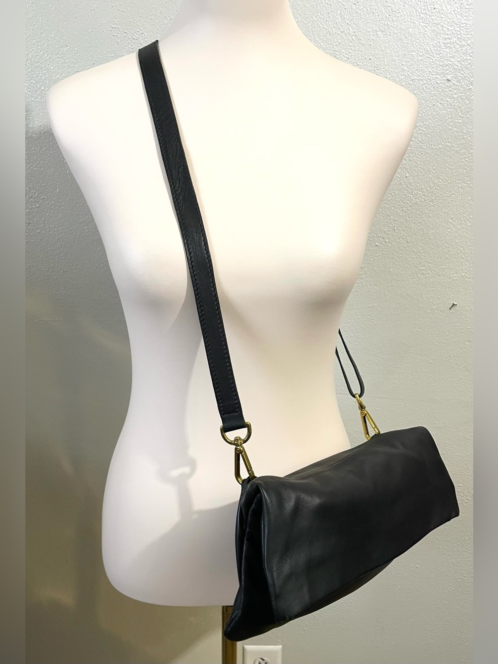 Sseko Black Butter Soft Leather Adjustable Crossbody Bag Foldover Flap Sleek Zip
